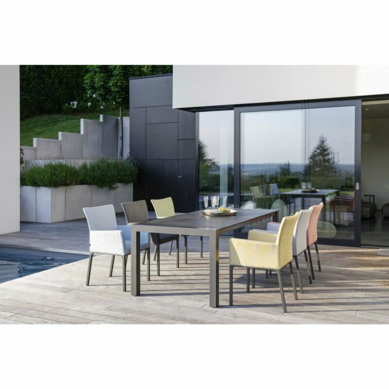 Stern "Artus" Gartensessel mit Ausziehtisch, Gestell Aluminium anthrazit, Tischplatte Dekton Lava anthrazit