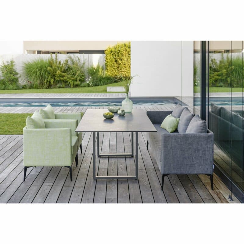 Stern "Marta" Sofa 2-sitzig, Outdoorstoff hellgrau/seidengrau meliert und zwei Sessel, Outdoorstoff farngrün/seidengrau meliert mit Kufentisch, Gestell Aluminium graphit und HPL-Platte