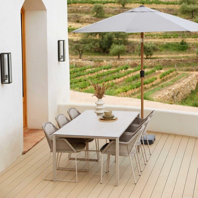 Cane-line "Pure" Gartentisch, Aluminium sand, Keramik Toscana sand und "Breeze" Gartenstuhl, Geflecht sand