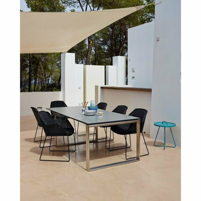 Gartenstuhl "Breeze" von Cane-line, Gestell Stahl schwarz, Sitzfläche Polyrattan schwarz und Ausziehtisch "Edge" mit Tischplatte HPL grau