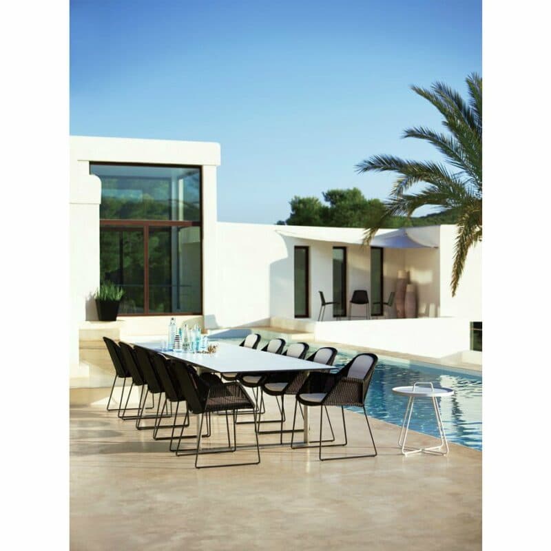 Gartenstuhl "Breeze" von Cane-line, Gestell Stahl schwarz, Sitzfläche Polyrattan schwarz und Ausziehtisch "Edge" mit Tischplatte HPL weiß