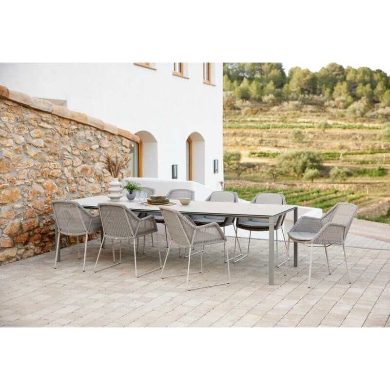 Cane-line "Pure" Gartentisch, Aluminium taupe, Keramik Toscana sand und "Breeze" Gartenstuhl, Geflecht sand