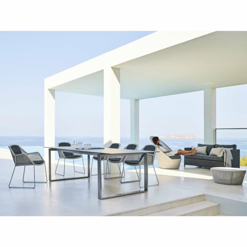 Gartenstuhl "Breeze", weiß-grau, und Ausziehtisch "Edge", Tischplatte Keramik basalt grau, von Cane-line