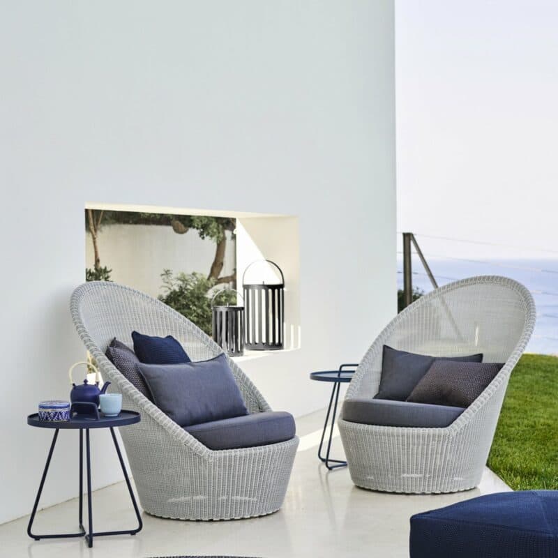 Sunchair "Kingston", Polyrattan weiß-grau mit Kissen blau und Beistelltisch "On-the-move" sowie Ountdoor-Teppich "Defined" blau, von Cane-line