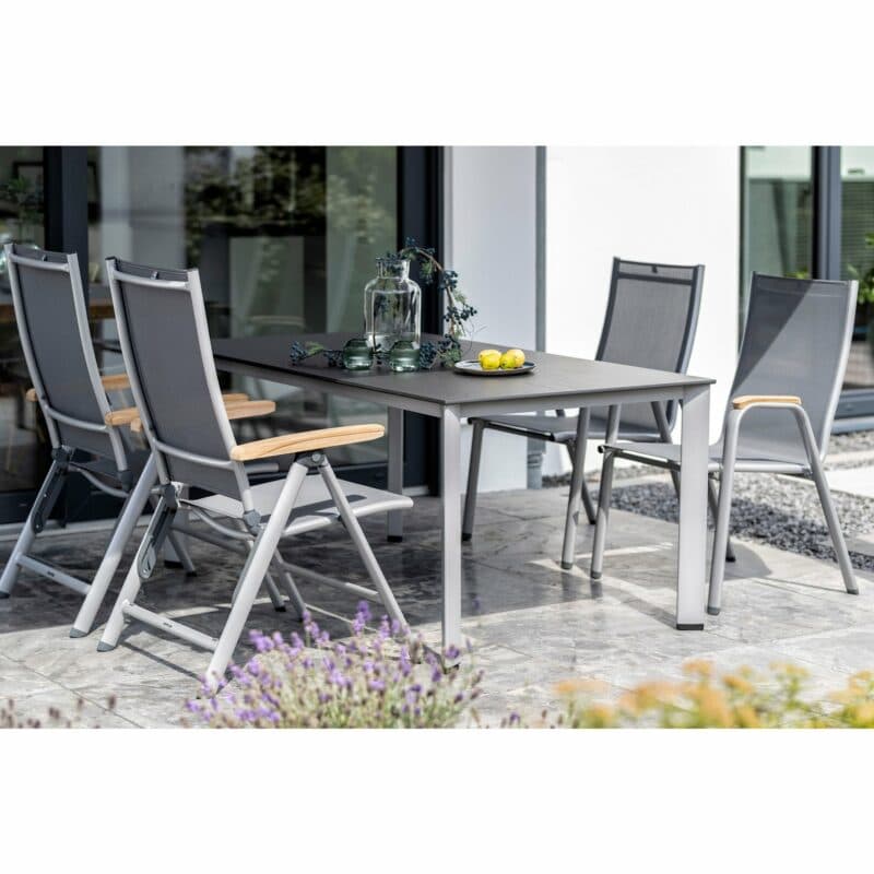 Kettler "Cirrus" Verstellsessel und Stapelsessel, Gestell Aluminium silber, Sitz Textilgewebe anthrazit-grau, Armlehnen Teakholz, Tisch "Edge"