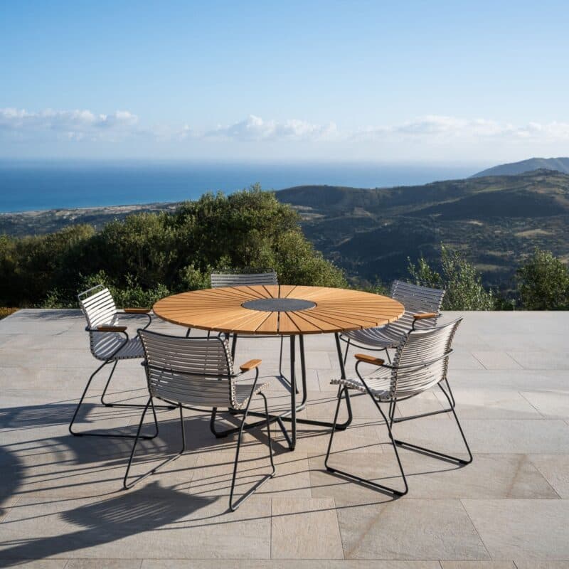 Houe "Click" Gartenstuhl mit Armlehnen, Kunststoff-Lamellen muted white mit "Circle" Gartentisch, Tischplatte Bambus