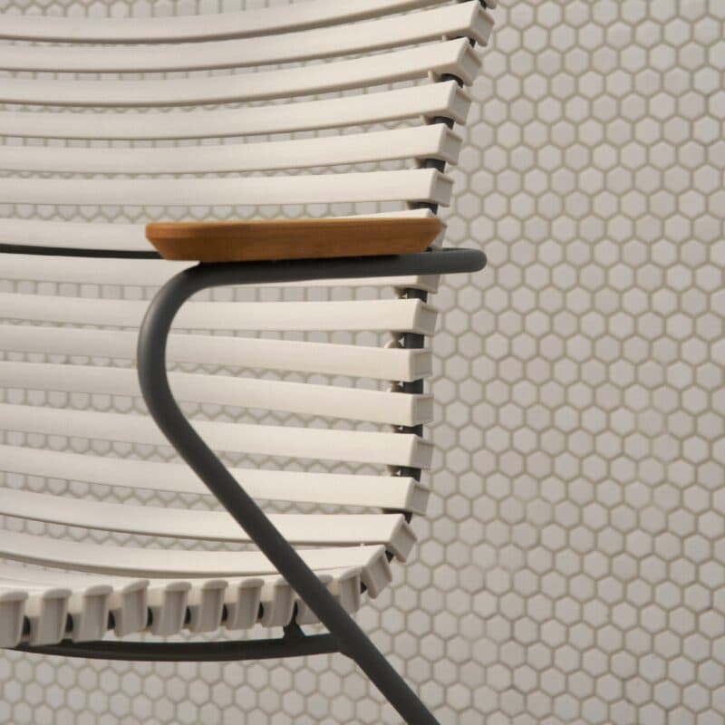 Houe "Click" Gartenstuhl mit Armlehnen, Kunststoff-Lamellen muted white