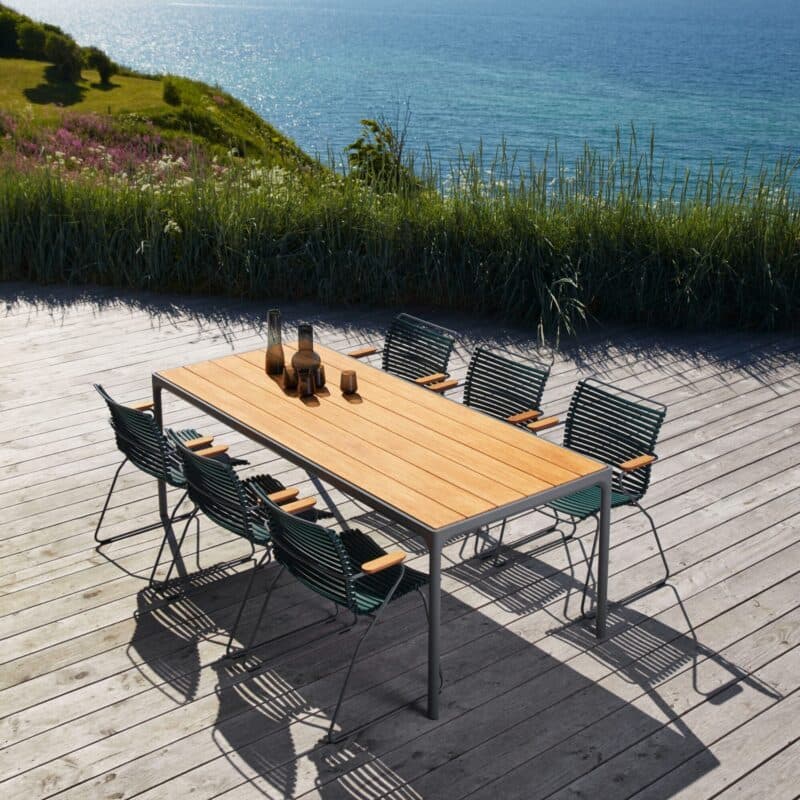 Houe "Click" Gartenstuhl mit Armlehnen, Kunststoff-Lamellen pine green mit "Four" Gartentisch, Gestell Aluminium grau, Tischplatte Bambus