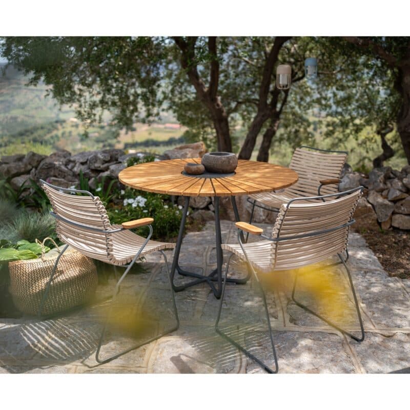 Houe "Click" Gartenstuhl mit Armlehnen, Kunststoff-Lamellen beige mit "Circle" Gartentisch, Tischplatte Bambus