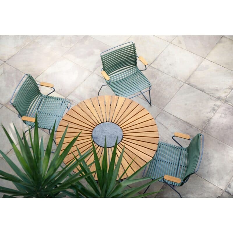 Houe "Click" Gartenstuhl mit Armlehnen, Kunststoff-Lamellen olivgrün mit "Circle" Gartentisch, Tischplatte Bambus