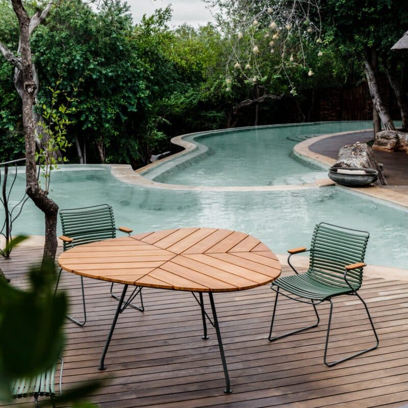 Houe "Click" Gartenstuhl mit Armlehnen, Kunststoff-Lamellen olivgrün mit "Leaf" Gartentisch, Tischplatte Bambus