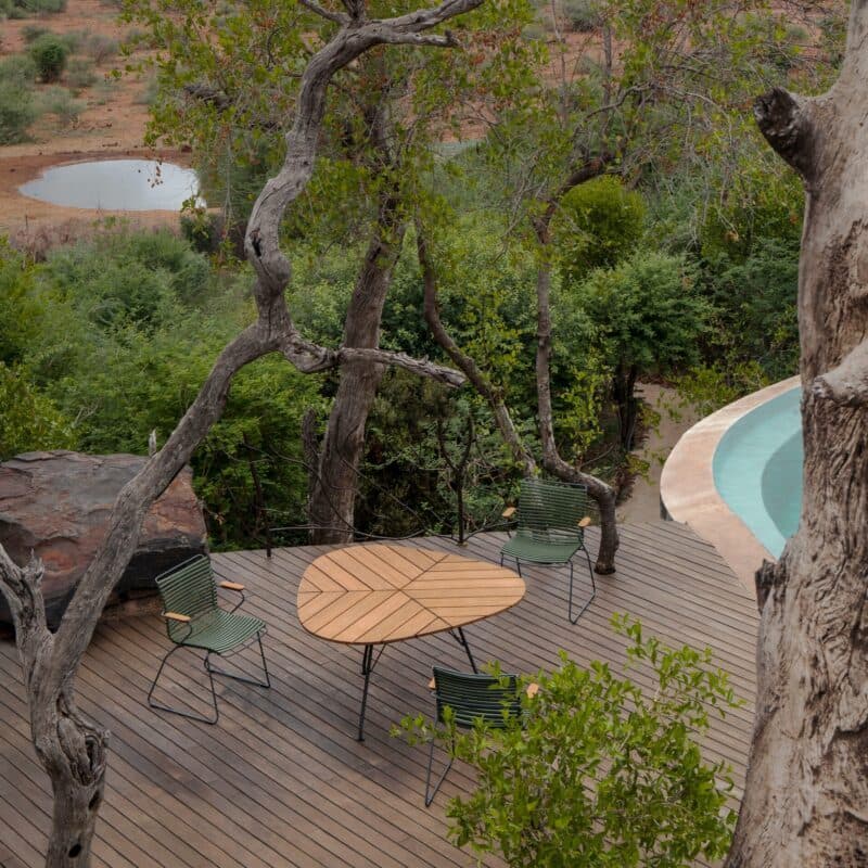 Houe "Click" Gartenstuhl mit Armlehnen, Kunststoff-Lamellen olivgrün mit "Leaf" Gartentisch, Tischplatte Bambus