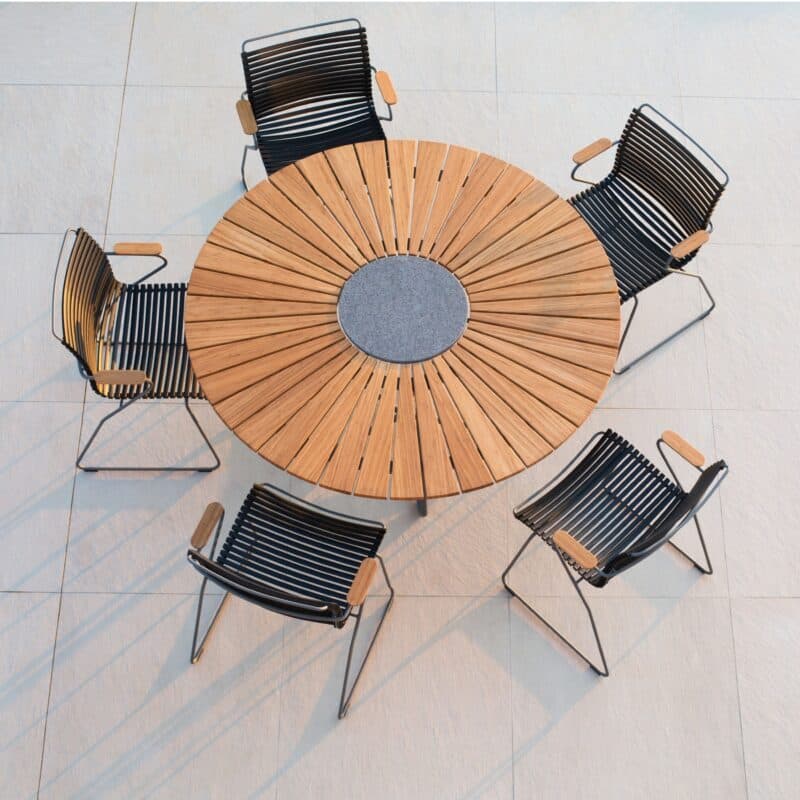 Houe "Click" Gartenstuhl mit Armlehnen, Kunststoff-Lamellen schwarz mit "Circle" Gartentisch, Tischplatte Bambus