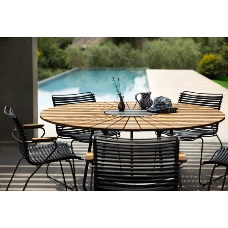 Houe "Click" Gartenstuhl mit Armlehnen, Kunststoff-Lamellen schwarz mit "Circle" Gartentisch, Tischplatte Bambus