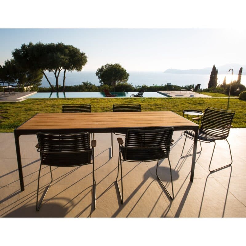 Houe "Click" Gartenstuhl mit Armlehnen, Kunststoff-Lamellen schwarz mit "Four" Gartentisch, Gestell Aluminium schwarz, Tischplatte Bambus