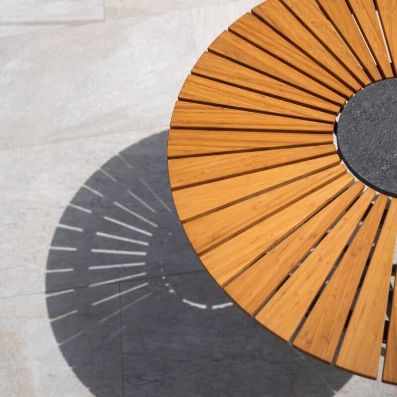 Houe "Circle" Gartentisch, Gestell Aluminium dunkelgrau, Tischplatte Bambus mit Granit-Einlage