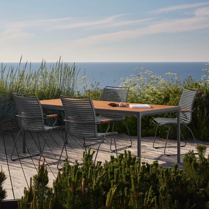 Houe "Click" Gartenstuhl mit hoher Rückenlehne, Stahlgestell grau, Kunststoff-Lamellen dunkelgrau mit "Four" Gartentisch, Gestell Aluminium grau, Tischplatte Bambus