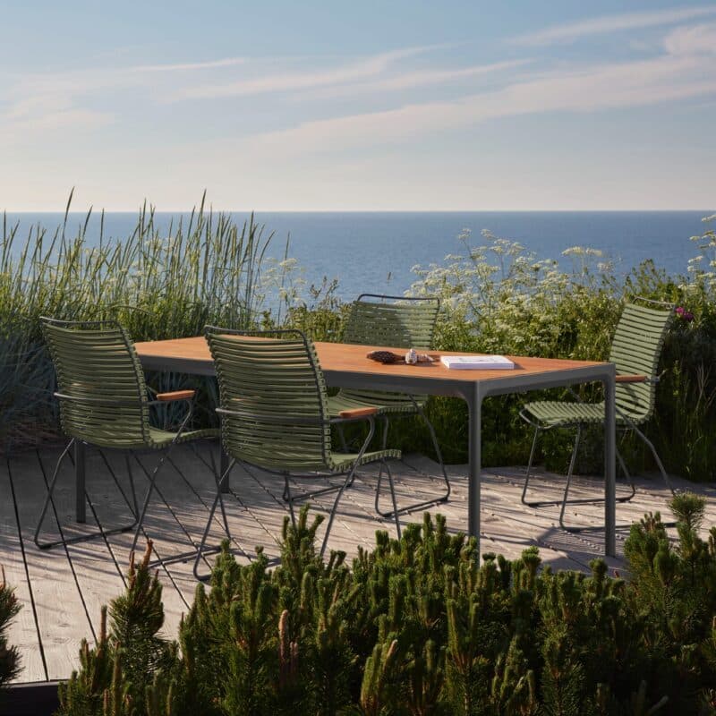 Houe "Click" Gartenstuhl mit hoher Rückenlehne, Stahlgestell grau, Kunststoff-Lamellen olivgrün mit "Four" Gartentisch, Gestell Aluminium grau, Tischplatte Bambus