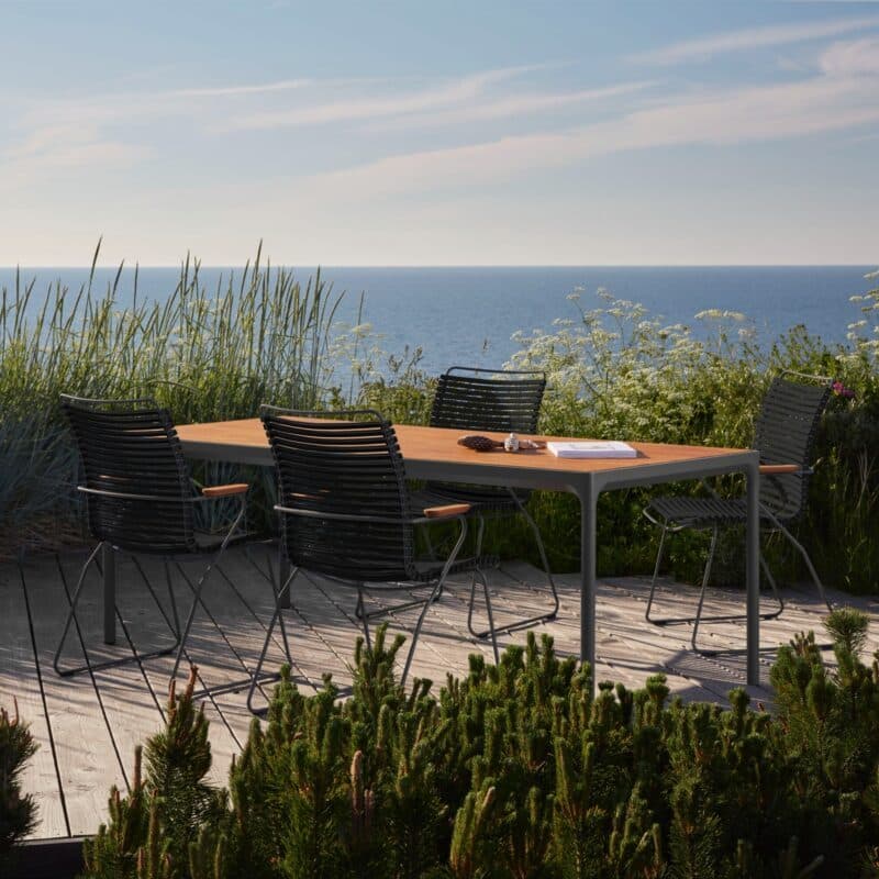 Houe "Click" Gartenstuhl mit hoher Rückenlehne, Stahlgestell grau, Kunststoff-Lamellen schwarz mit "Four" Gartentisch, Gestell Aluminium grau, Tischplatte Bambus