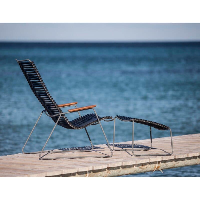 Houe "Click" Loungesessel, Stahlgestell grau, Kunststoff-Lamellen schwarz mit Hocker