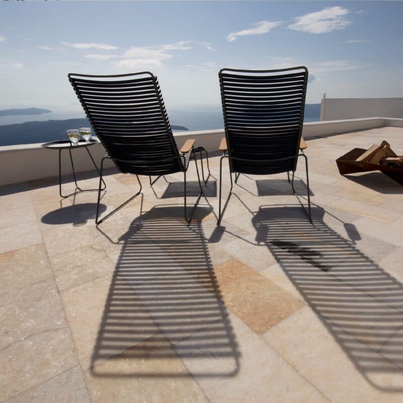 Houe "Click" Loungesessel, Stahlgestell grau, Kunststoff-Lamellen schwarz mit Hocker