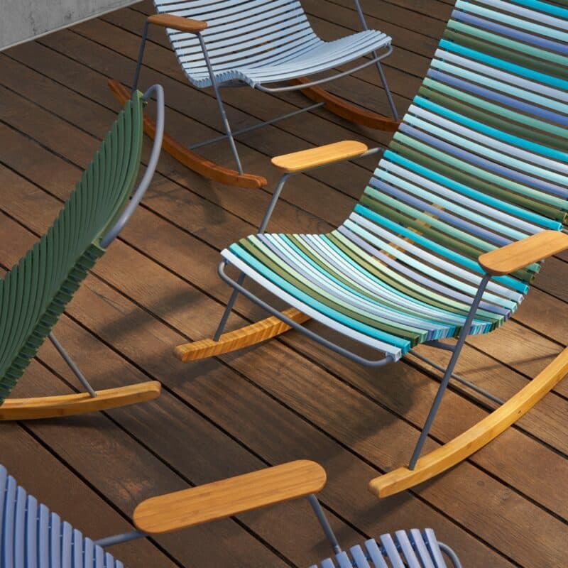 Houe "Click" Schaukelstuhl, Kunststoff-Lamellen multicolor, Kufen und Armlehnen aus Bambus