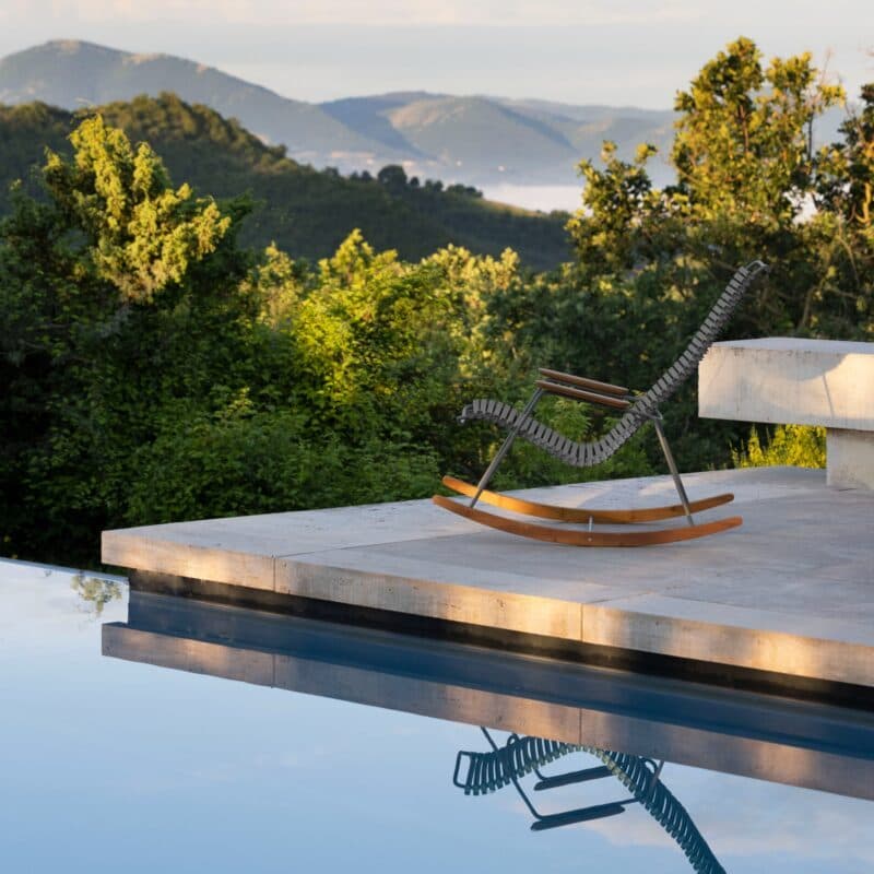 Houe "Click" Schaukelstuhl, Kunststoff-Lamellen dunkelgrau, Kufen und Armlehnen aus Bambus