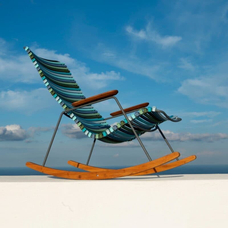 Houe "Click" Schaukelstuhl, Kunststoff-Lamellen multicolor, Kufen und Armlehnen aus Bambus