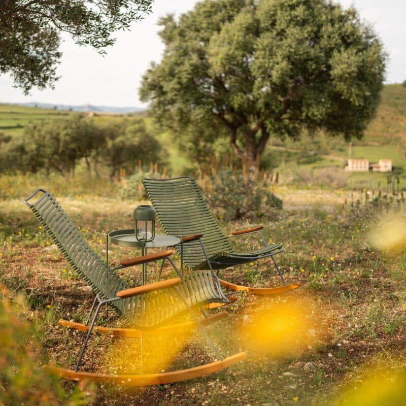 Houe "Click" Schaukelstuhl, Kunststoff-Lamellen olivgrün, Kufen und Armlehnen aus Bambus