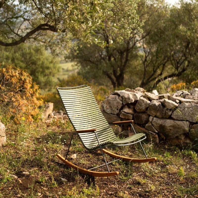 Houe "Click" Schaukelstuhl, Kunststoff-Lamellen olivgrün, Kufen und Armlehnen aus Bambus