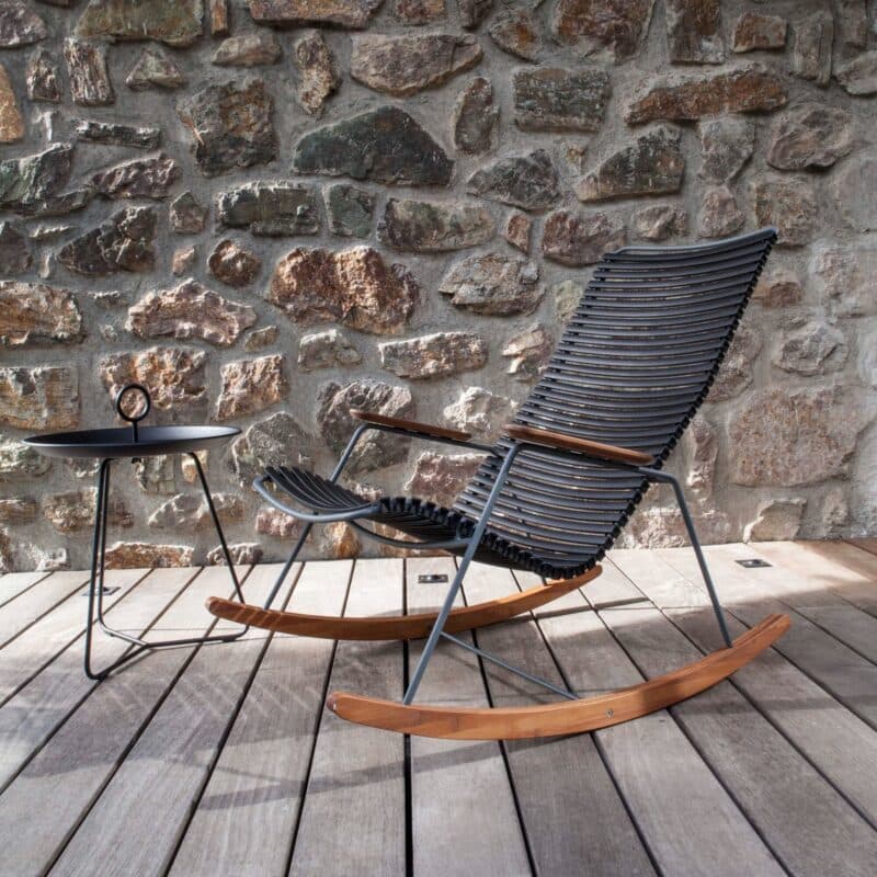 Houe "Click" Schaukelstuhl, Kunststoff-Lamellen schwarz, Kufen und Armlehnen aus Bambus