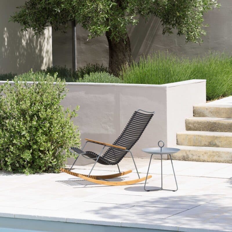 Houe "Click" Schaukelstuhl, Kunststoff-Lamellen schwarz, Kufen und Armlehnen aus Bambus