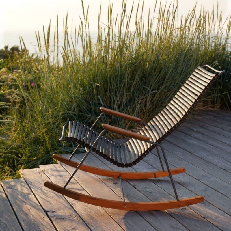 Houe "Click" Schaukelstuhl, Kunststoff-Lamellen schwarz, Kufen und Armlehnen aus Bambus