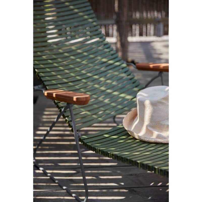 Houe "Click" Sunlounger mit verstellbarer Rückenlehne, Stahlgestell grau, Kunststoff-Lamellen olivgrün