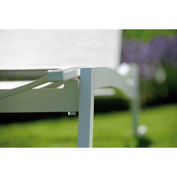 Rollenliege Allround von Stern, Gestell in weiß, Textilgewebe in silber