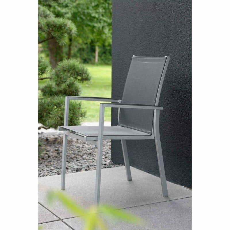 Stapelsessel "New Levanto" von Stern, Gestell Aluminium graphit, Textilgewebe silbergrau, Armlehnen anthrazit