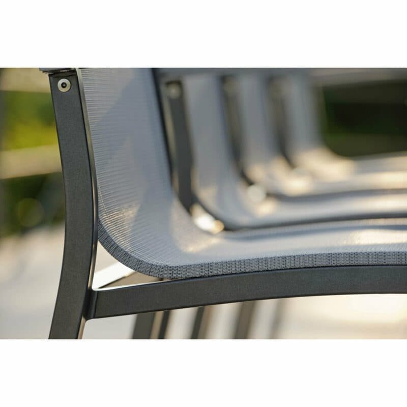 Gartenstuhl "Evoee" von Stern, Gestell Aluminium anthrazit, Textilgewebe silber, Armlehnen Aluminium graphit