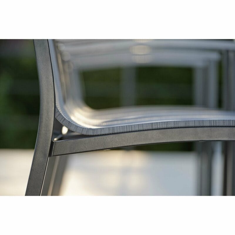 Gartenstuhl "Evoee" von Stern, Gestell Aluminium anthrazit, Textilgewebe silber, Armlehnen Aluminium graphit