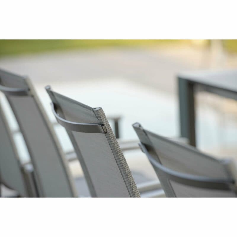 Gartenstuhl "Evoee" von Stern, Gestell Aluminium anthrazit, Textilgewebe silber, Armlehnen Aluminium graphit