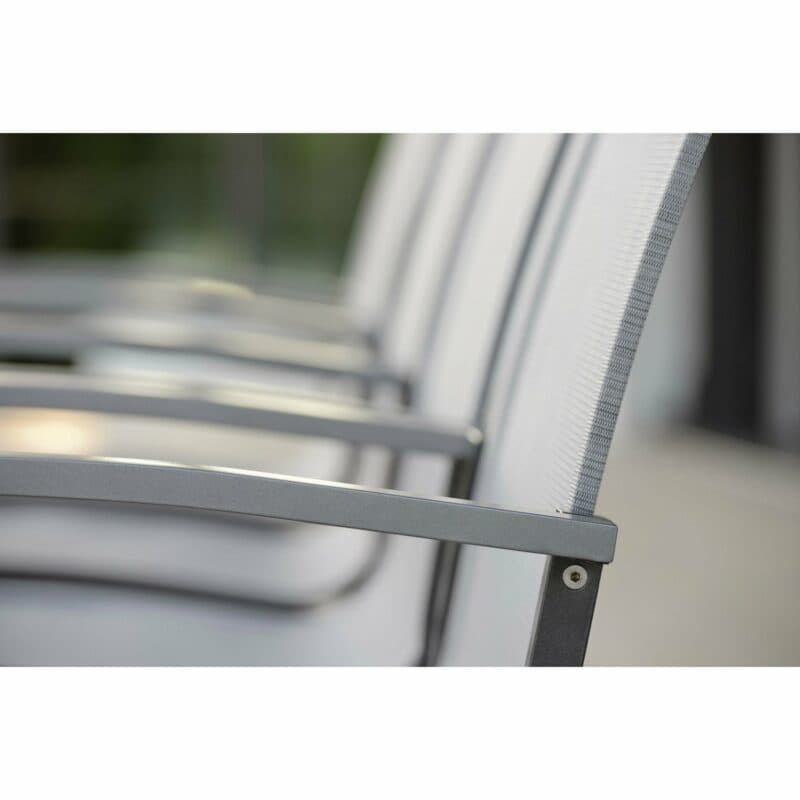 Gartenstuhl "Evoee" von Stern, Gestell Aluminium anthrazit, Textilgewebe silber, Armlehnen Aluminium graphit