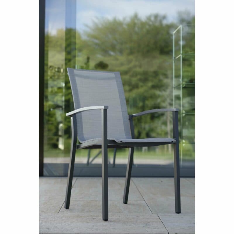 Gartenstuhl "Evoee" von Stern, Gestell Aluminium anthrazit, Textilgewebe silber, Armlehnen Aluminium graphit