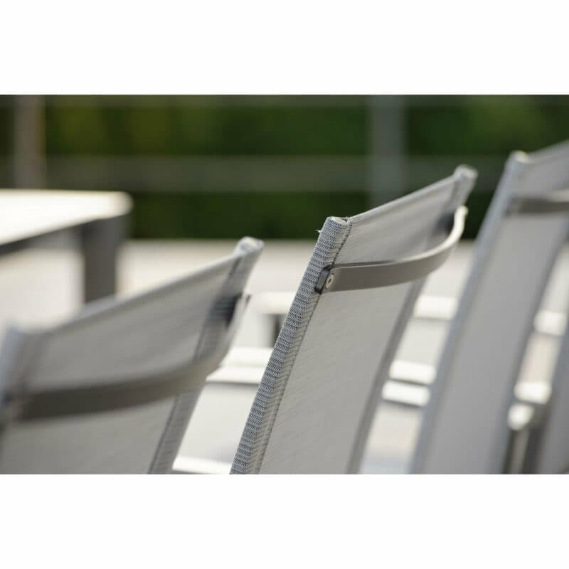 Gartenstuhl "Evoee" von Stern, Gestell Aluminium anthrazit, Textilgewebe silber, Armlehnen Aluminium graphit