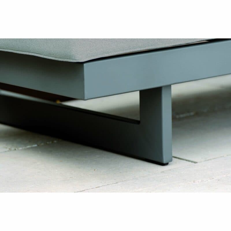 Bank/Liege "New Holly" von Stern, Gestell Aluminium anthrazit, Auflage (100% Polyacryl) seidengrau