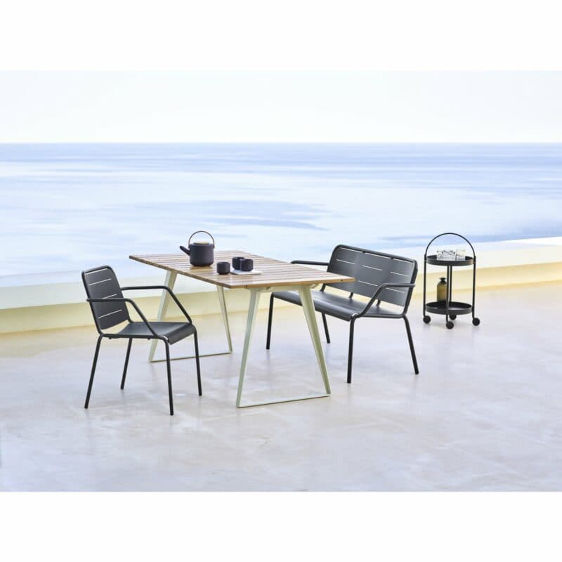 Cane-line Gartentisch "Copenhagen", Gestell Aluminium weiß, Tischplatte Teakholz und Gartenbank sowie Gartenstuhl "Copenhagen" Aluminium lavagrau, dazu Servierwagen "Roll"