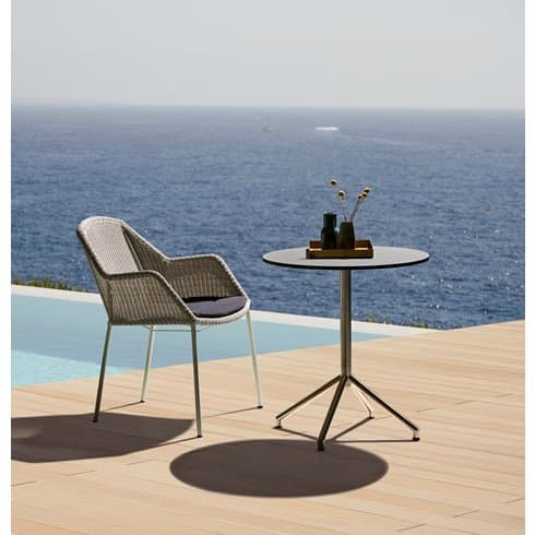 Gartenstuhl "Breeze" von Cane-line, Gestell Stahl weiß, Sitzfläche Polyrattan weiß-grau mit Bistrotisch "Avenue"