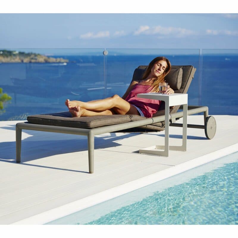 Cane-line "Conic" Sonnenliege mit "Time-out" Beistelltisch