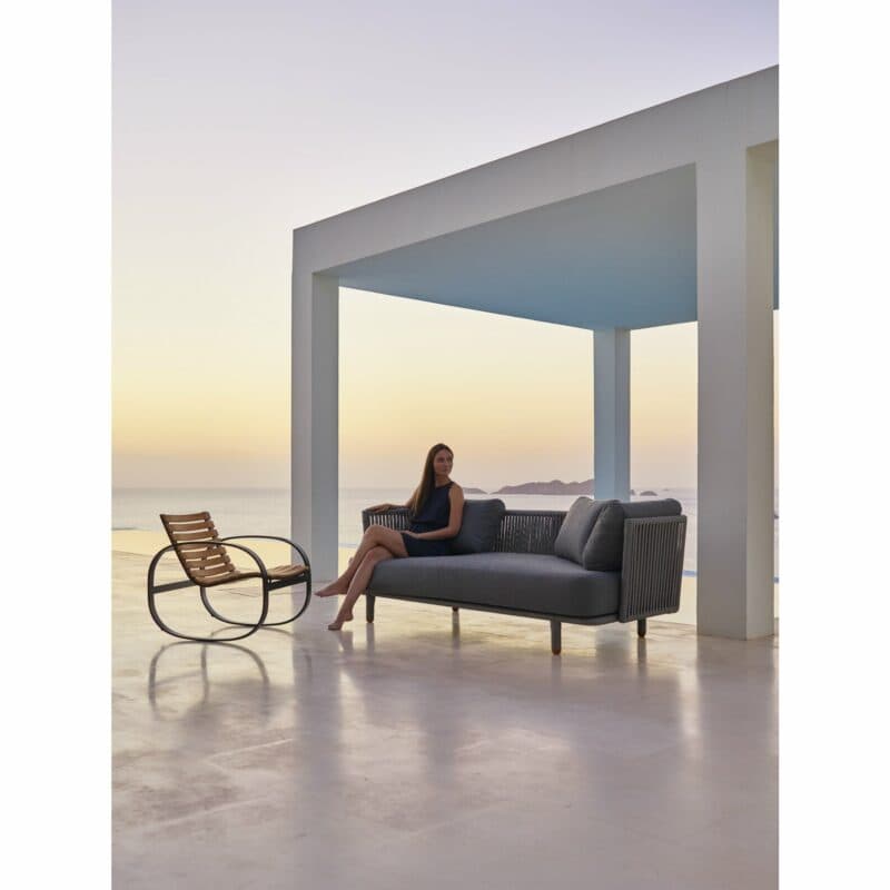 Loungesofa "Moments" und Schaukelstuhl "Parc" von Cane-line