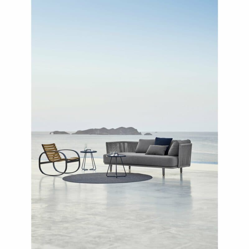 Loungesofa "Moments" und Schaukelstuhl "Parc" von Cane-line