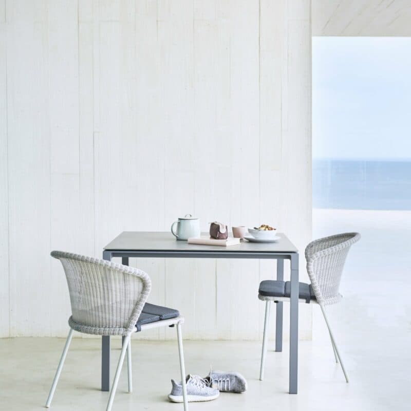 Cane-line Gartenstuhl "Lean", Geflecht weiß-grau und Gartentisch "Pure"