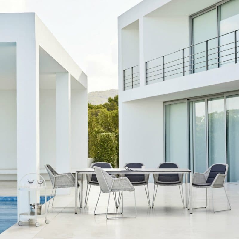 Gartentisch "Pure" von Cane-line, Gestell Edelstahl, Tischplatte Keramik concrete grau und Gartenstuhl "Breeze"